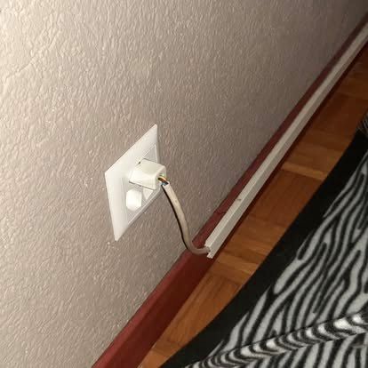 Pose d'une prise électrique avec goulotte