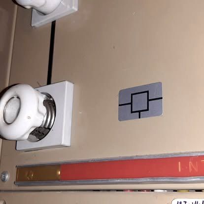 Détecteur / thermostat mural installé